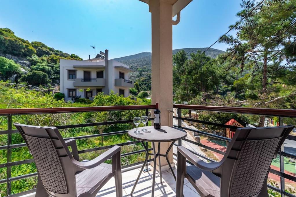 Lovely Maisonette In The Village דירה