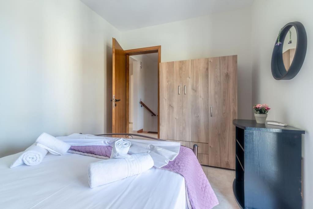 Lovely Maisonette In The Village דירה *